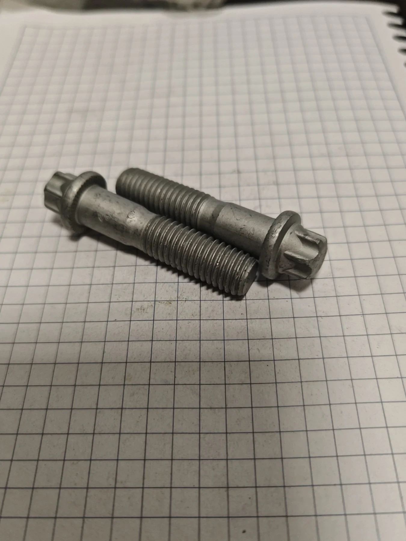 Болт с наружным Torx c рифленой головкой