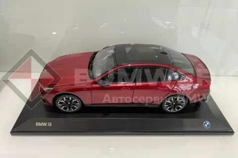 Модель в масштабе 1/18 BMW 5-серии i5 M50 G60 красный металлик Фото 1